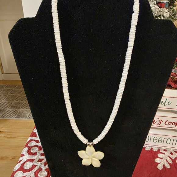 Hawaiian Puca Shell Flower Pendant Necklace - Picture 3 of 7